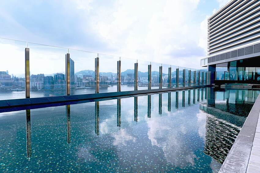 香港酒店推荐：香港维港凯悦尚萃酒店（Hyatt Centric Victoria Harbour），2018 年新开业，全海景房，无边泳池