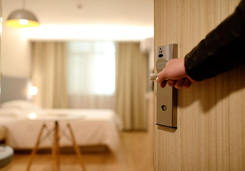 酒店常旅客可以用自己的账号帮别人订房吗？有待遇吗？可以累积房晚和积分吗？
