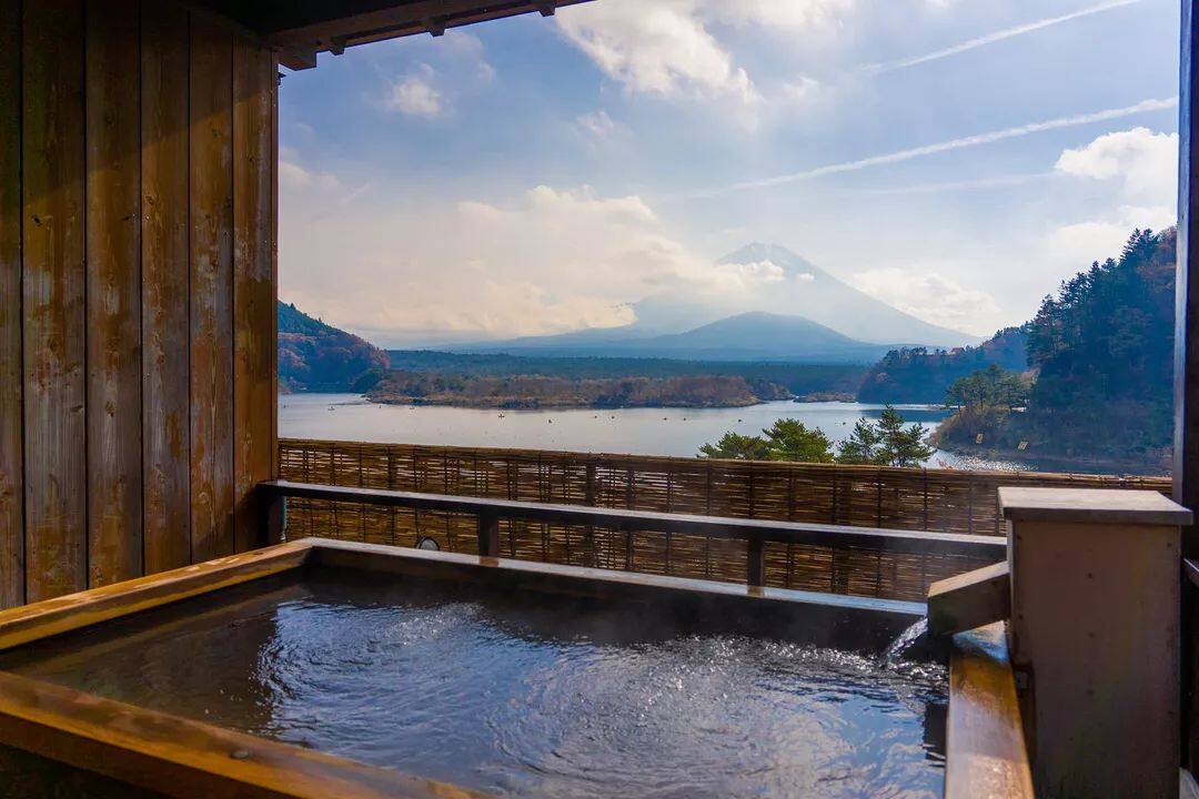 9家富士山景一绝的温泉酒店推荐，边看富士山边泡温泉