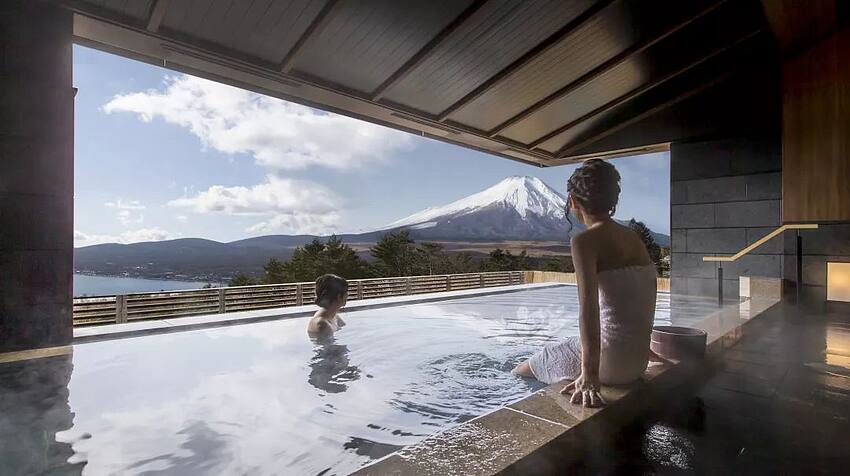 9家富士山景一绝的温泉酒店推荐，边看富士山边泡温泉