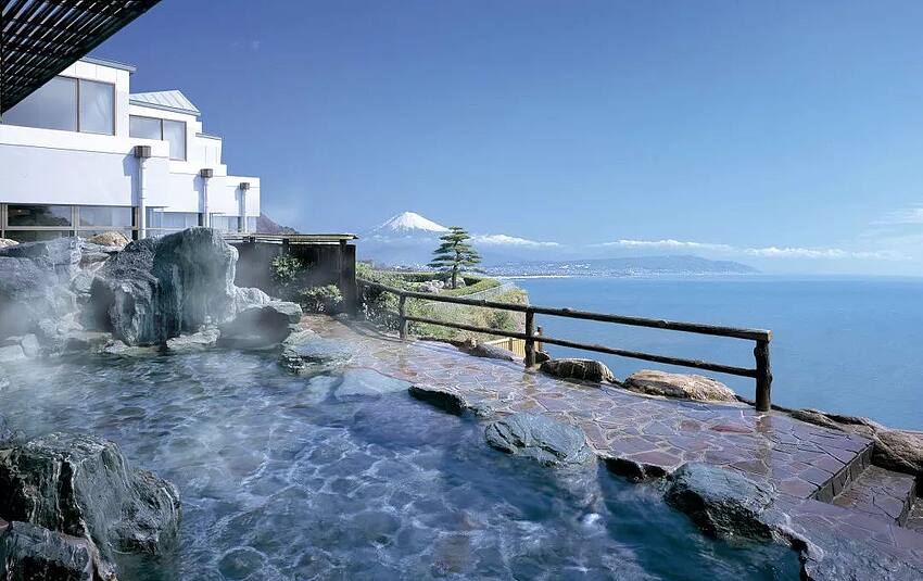 9家富士山景一绝的温泉酒店推荐，边看富士山边泡温泉